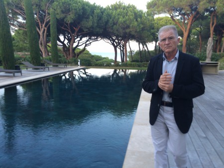 Propriété à la vente située en périphérie immédiate du centre-ville de Saint Tropez. Prestations luxueuses . La villa offre une belle piscine